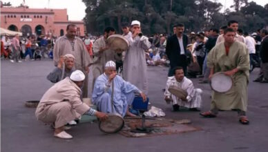 Sunatori gnaewa alcuni accovacciati che accordano i loro strumenti