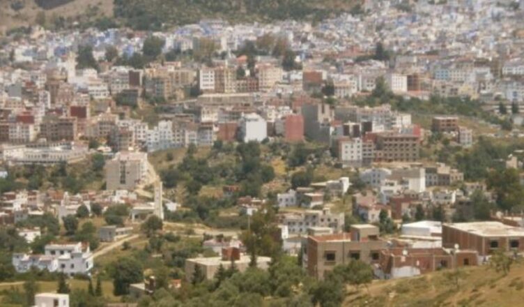 Vista panoramica di Chefchaouen, la Città Blu del Marocco, con edifici in tonalità di blu e bianco tra le montagne del Rif.